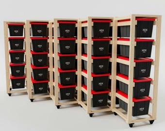 Könnte beinhalten: Ein Satz von fünf Holzregalen mit schwarzen und roten Plastik-Aufbewahrungsbehältern mit der Aufschrift "HDX". Die Regale sind auf Rollen und können leicht bewegt werden.