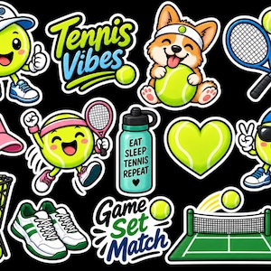Op de afbeelding: Een verzameling tennisstickers met een lachende tennisbal, een corgi met een tennisbal, een waterfles met de tekst EAT SLEEP TENNIS REPEAT, een roze vizier, een tennisbaan, sportschoenen en verschillende tennisrackets.