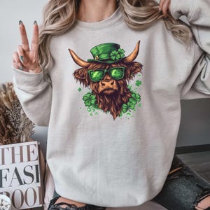 Lucky Highland Cow St. Patrick&#39;s Day Sweatshirt, Irish St. Patrick&#39;s Day Sweatshirt For Women, Funny St. Patty&#39;s Day Shirt, Cow Lover Gift