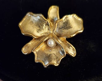 Vintage Flower Pearl Brooch / pin gold plated