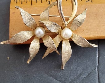 Vintage Flower gold plated genuine cultured pearl brooch / pin