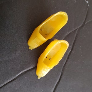 Vintage Barbie Doll Mod Shoes Yellow 1970&#39;s made in Hong Kong