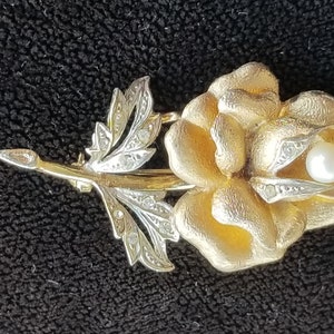 Vintage FLOWER genuine cultured pearl brooch / pin