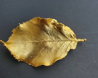 Vintage gold tone leaf pin / brooch