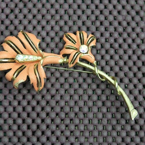 Vintage  Flower brooch  1960&#39;s unsigned
