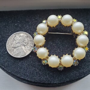Vintage Faux pearl brooch / pin