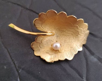 Vintage Flower gold filled genuine cultured pearl brooch / pin 1/20-12kGF