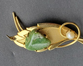 Vintage Pearl and Jade Brooch / pin