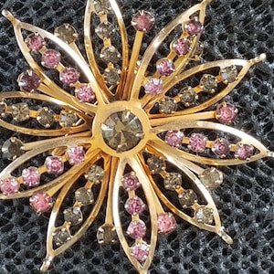 Vintage pin unsigned gold tone flower rhinestone pin / brooch