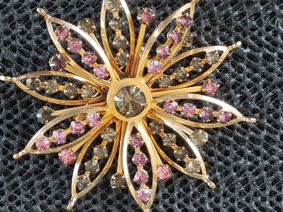 Vintage pin unsigned gold tone flower rhinestone … - image 1