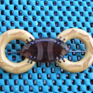 Vintage Bakelite Cream Yellow root beer Bakelite brooch / pin 1930&#39;s