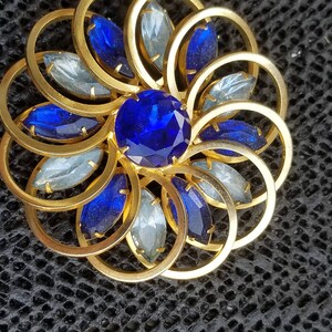 Vintage pendant unsigned gold tone flower rhinestone with blue stones