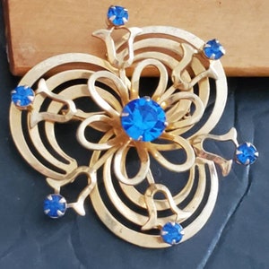Vintage pin unsigned gold tone Blue Stones pin / brooch