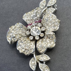 Vintage Lisner signed Silver tone flower rhinestone with Clear Rhinesdtones