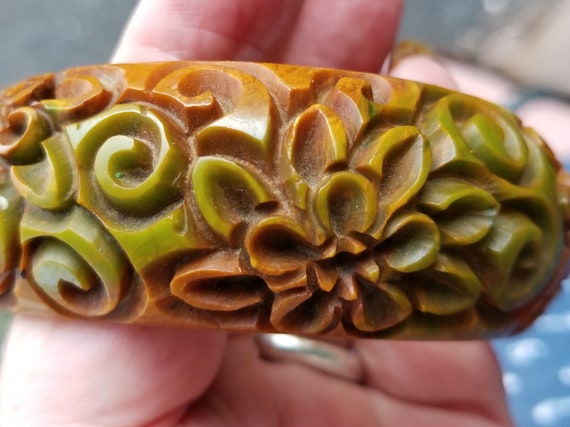 Bakelite Bracelet RARE Heavily carved Bakelite Ban