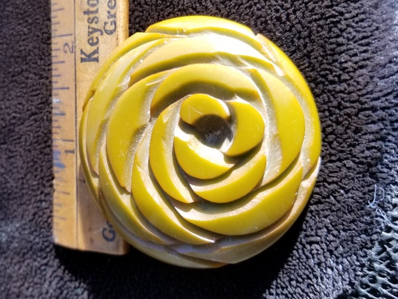 Vintage 1930s Bakelite flower green pin/