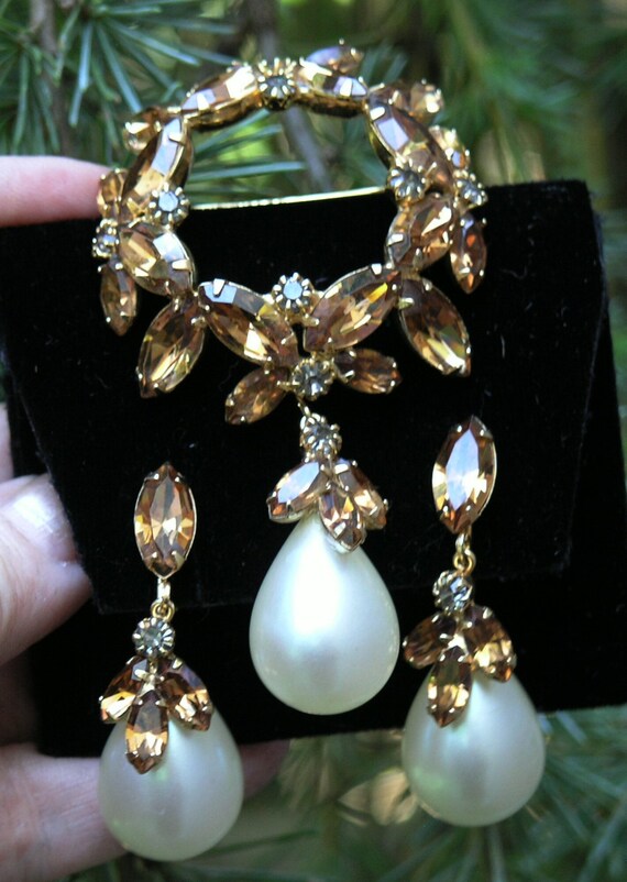 Vintage dangling pearl and rhinestone  brooch set 