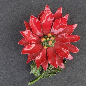 Vintage Poinsettia Flower brooch Red & Green enamel pin 1950&#39;s unsigned