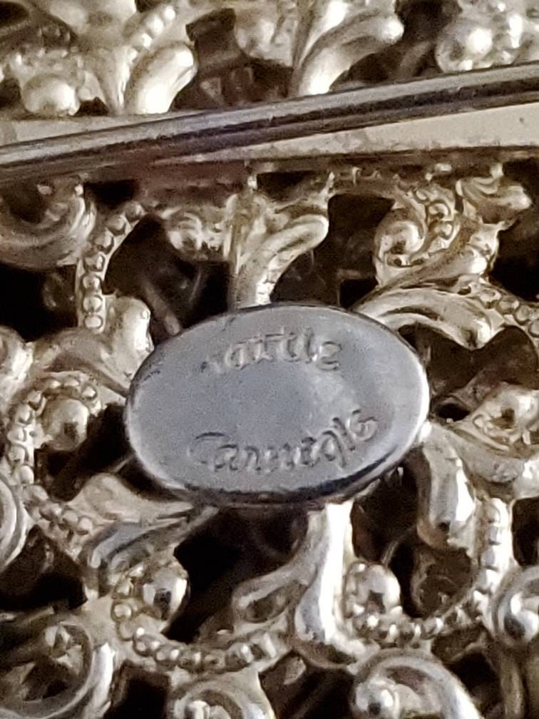 ヴィンテージ HATTIE CARNEGIE 1960 年代 サイン入りブローチ