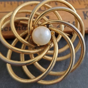 Vintage gold Plated genuine cultured pearl brooch / pin