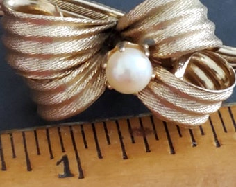 Vintage Flower gold filled genuine cultured pearl brooch / pin