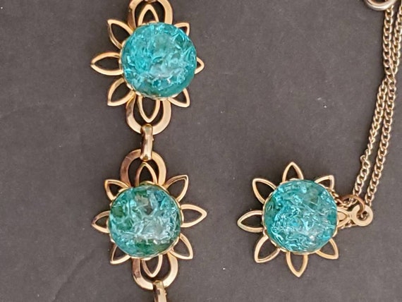Vintage Lucite Necklace, bracelet and Matching Cl… - image 10