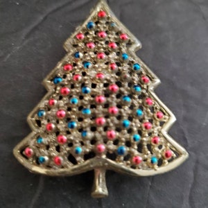 Vintage christmas jewelry XMAS Tree pin unsigned