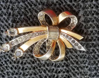 Vintage pin unsigned CORO gold tone  rhinestone pin as is