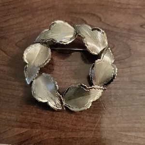 vintage leaf pin /brooch unsigned