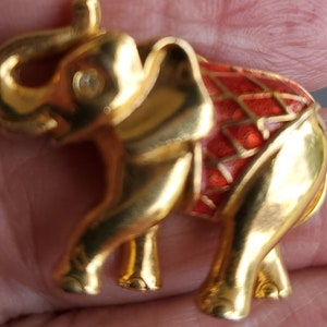 Real Cute Elephant Tiny pin / lapel pin gold platted Enamel