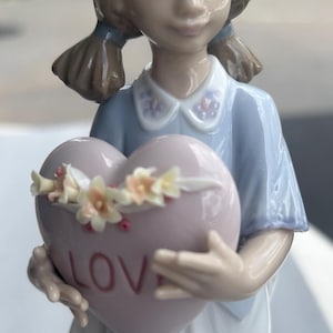 Vintage Lladro Girl with a Heart flowers LOVE Figurine #6155