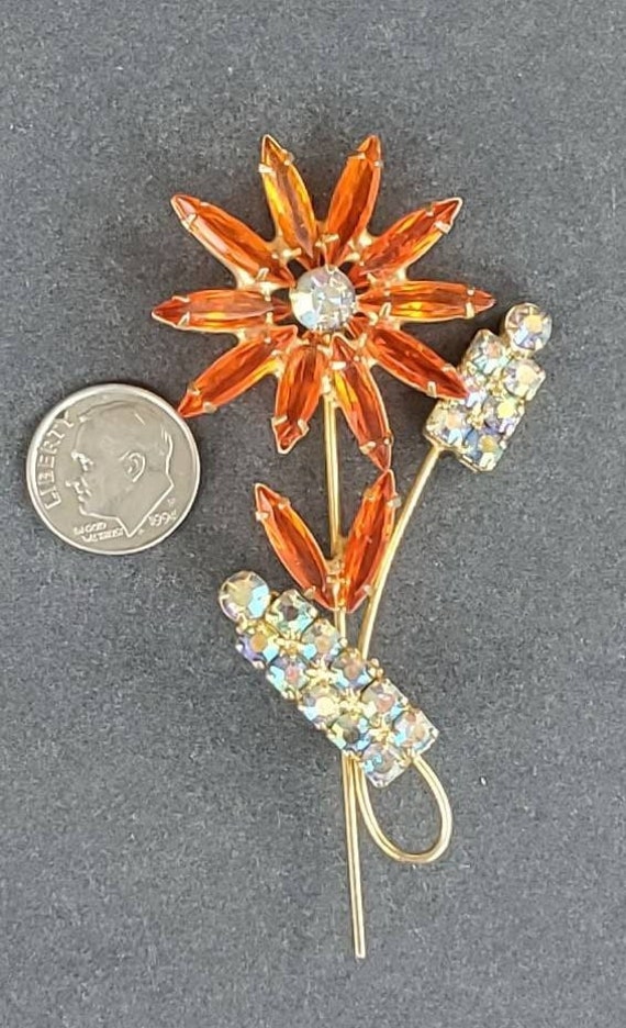 Vintage  Flower brooch  1960's unsigned