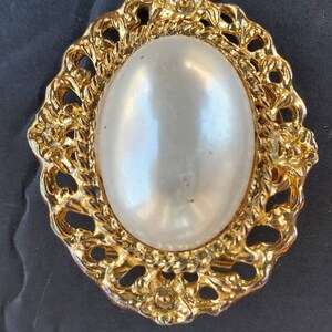 Clip de piel de vestido vintage de la década de 1960 con una enorme perla sintética