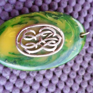 bakelite pendant green and yellow gold plating