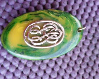 bakelite pendant green and yellow gold plating