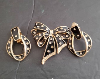 Vintage Bow pin / brooch gold plated Clear Rhinestone matching clip-on Earrings  GREAT Gift