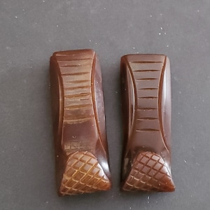 Bakelite Craved chocolat brun Robe Clip signé HETL PAT PENDING