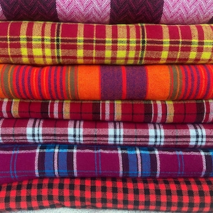 Maasai Shuka Blanket: Traditional African Acrylic Fabric - Shop for a Cause Bild 8