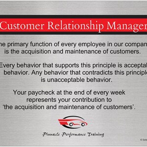 Puede incluir: Una placa plateada con un encabezado rojo y negro que dice "Customer Relationship Manager". La placa tiene un mensaje sobre la importancia de la adquisición y el mantenimiento de los clientes. El mensaje está en texto negro sobre un fondo plateado. La placa tiene un logotipo de coche rojo y el texto "Pinnacle Performance Training" en texto negro sobre un fondo blanco.
