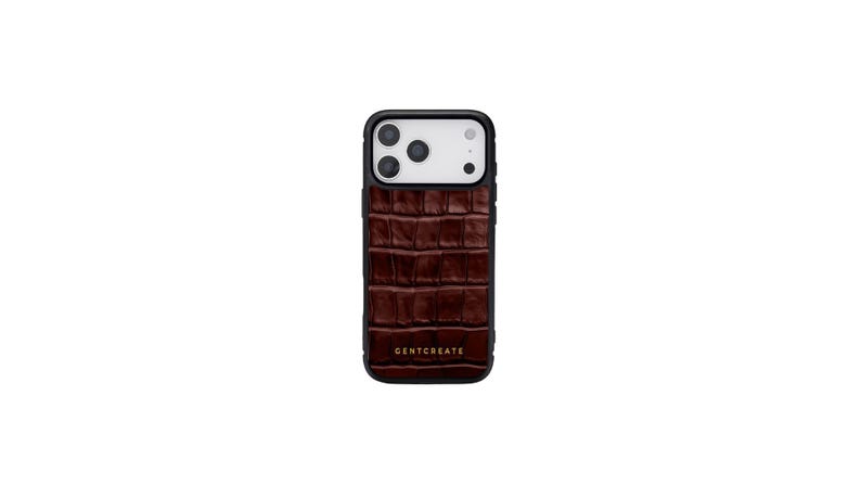Puede incluir: Una funda de tel&eacute;fono marr&oacute;n texturizada con un patr&oacute;n de piel de cocodrilo. La funda tiene un borde negro y una secci&oacute;n de c&aacute;mara blanca. El nombre de la marca "GENTCREATE" est&aacute; impreso en la parte inferior de la funda.