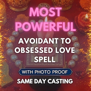 Könnte beinhalten: Eine rosa Kerze mit einer brennenden Flamme steht im Mittelpunkt dieses Bildes, umgeben von Perlen, Kerzen und dem Text „MOST POWERFUL AVOIDANT TO OBSESSED LOVE SPELL“. Das Bild hat einen roten Hintergrund mit goldenen Akzenten.