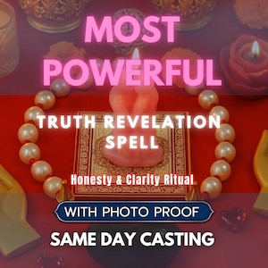 Könnte beinhalten: Eine rosa Kerze mit brennendem Docht ist der Mittelpunkt dieses Bildes, umgeben von Perlen und anderen Kerzen. Der Text lautet "MOST POWERFUL TRUTH REVELATION SPELL" und "Honesty & Clarity Ritual". Das Bild enthält auch den Text "WITH PHOTO PROOF" und "SAME DAY CASTING".