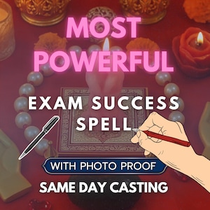 Op de afbeelding: Rode achtergrond met de tekst "MOST POWERFUL EXAM SUCCESS SPELL". Een hand met een rode pen schrijft op een boek. Er is ook een zwarte pen aanwezig. De afbeelding bevat kaarsen en parels.