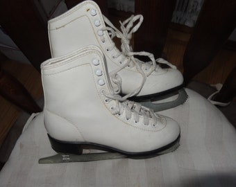 Nice Looking White Pair Of  Ice Skates Size 3 Made In China