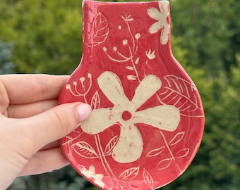 Reposacucharas de cerámica/Reposacucharas de café de cerámica hecho a mano/Soportes para cucharillas de cerámica con flores rojas/Regalo de inauguración de la casa Vajilla de gres
