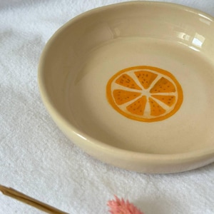 Keramische fruitschaal / Handgemaakte ronde schaal met schijfje sinaasappel / Citrusaardewerk servies