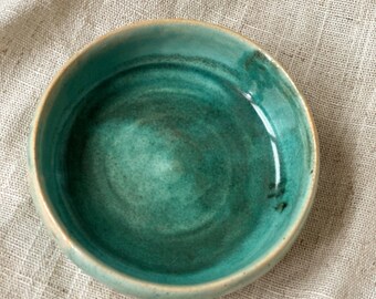 Cuenco pequeño de cerámica verde/Azucarero de gres/Cuenco único para matcha hecho a mano/Cuenco de cerámica dibujado a mano con decoración rústica