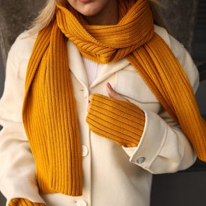 Foulard fait main Moutarde Premium Foulard en laine mérinos Doux décontracté accessoire pour femme Design minimaliste élégant Cadeau d&#39;anniversaire fait main