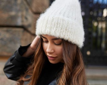 Handgefertigte Alpakawollmütze: Grobstrick-Winteraccessoire für Damen