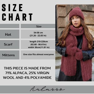 Puede incluir: Un conjunto de punto color burdeos que incluye gorro, bufanda y manoplas. La tabla de tallas indica que el gorro mide 54-58 cm, la bufanda 210-220 cm de largo y 30 cm de ancho. El conjunto est&aacute; hecho de 71% alpaca, 25% lana virgen y 4% poliamida.